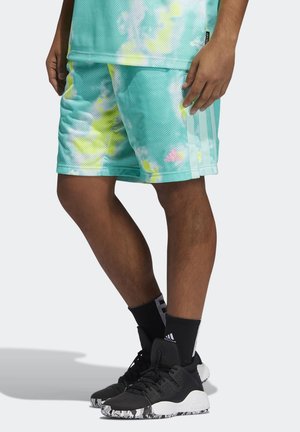Des shorts de sport en maille turquoise présentent un motif tie-dye jaune et blanc, avec trois rayures blanches sur le côté et un accent de logo rose.