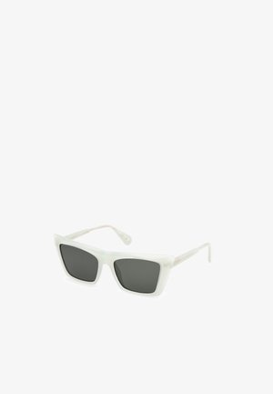 Gafas de sol blancas y angulares con lentes oscuros; hechas de plástico ligero; cuentan con brazos delgados y un acabado brillante.