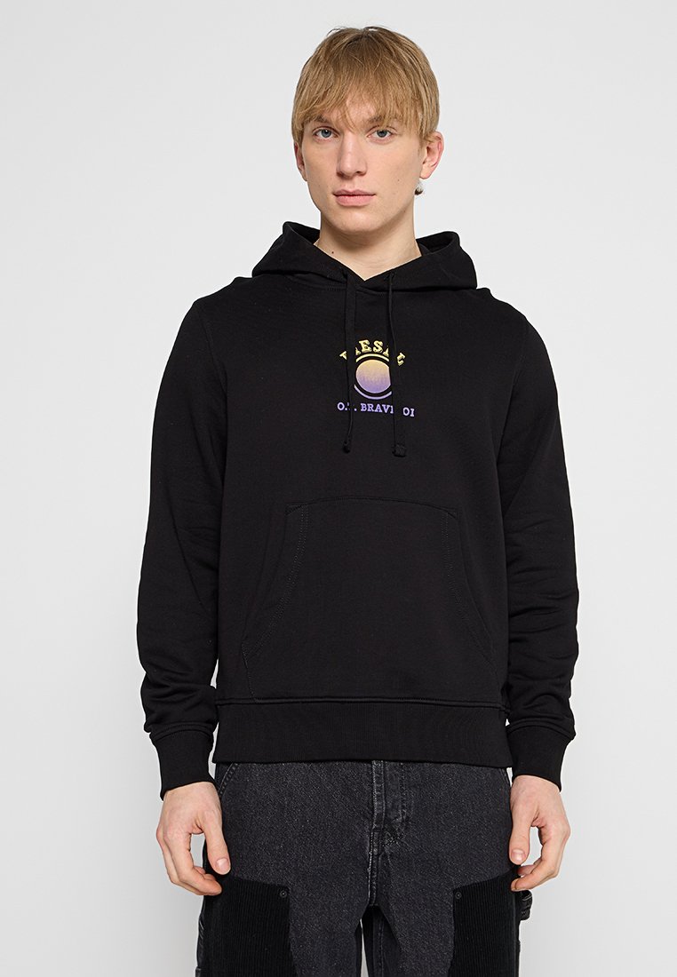 Felpa nera con cappuccio e cordino, tasca frontale e grafica circolare in viola e giallo. Materiale misto cotone, vestibilità standard.
