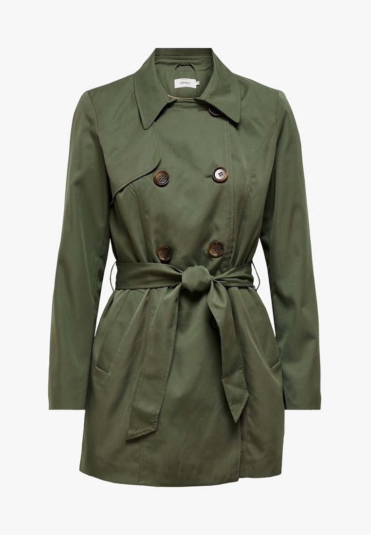 Trench-coat vert croisé avec des boutons foncés, une ceinture nouée à la taille, des poches latérales et un large col.