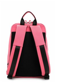 Zaino rosa con superficie testurizzata, retro in rete nera, spallacci regolabili spessi e maniglia superiore. Presenta chiusure con zip in metallo.