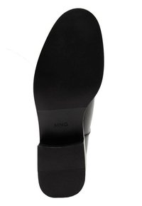 Semelle de chaussure noire à talons hauts avec une texture lisse, un bout arrondi et un talon bloc ; présente un marquage discret "MNG" sur la semelle intérieure.