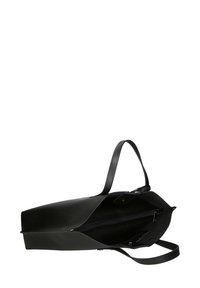 Zwarte leren draagtas met een gestructureerd ontwerp, voorzien van een enkele handgreep en een binnenzak met rits. Glad oppervlak en minimale details.
