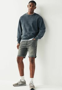 Next REGULAR FIT - Farmer rövidnadrágok - grey