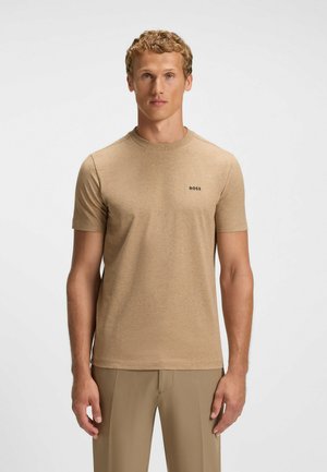 Ljusbrun kortärmad T-shirt gjord av mjukt material, med rund halsringning och en liten svart "BOSS"-logotyp på bröstet.