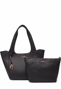Conjunto de bolsos de cuero negro con acabado texturizado. Gran tote con asas dobles y un pequeño estuche con cremallera. Acento de logotipo en tono dorado.