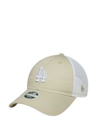 Beige-weiße Trucker-Cap mit weißem, gesticktem „LA“-Logo auf der Vorderseite und verstellbarem Mesh-Rücken.