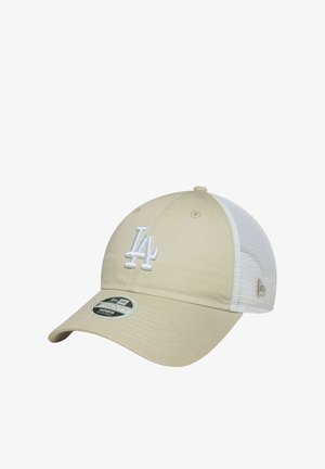 Beige-weiße Trucker-Cap mit weißem, gesticktem „LA“-Logo auf der Vorderseite und verstellbarem Mesh-Rücken.