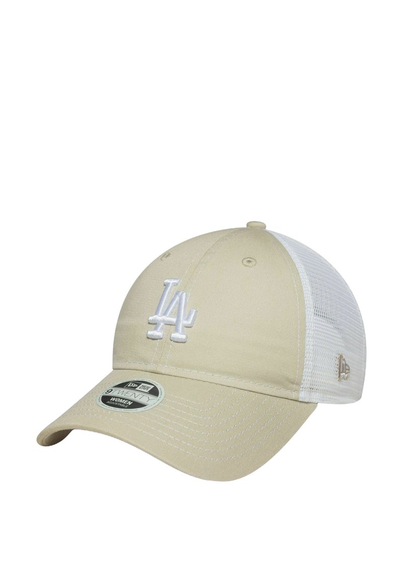 Beige-weiße Trucker-Cap mit weißem, gesticktem „LA“-Logo auf der Vorderseite und verstellbarem Mesh-Rücken.