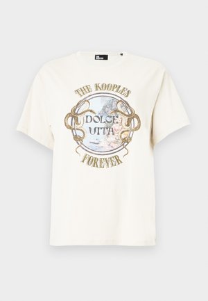 Camiseta blanca de manga corta con un estampado circular escénico, serpientes doradas y los textos "THE KOOPLES", "DOLCE VITA" y "FOREVER" en el frente.
