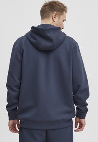 Marineblauwe hoodie van een zachte katoenmix, met een kangoeroezak, ribgebreide boorden en een verstelbare capuchon met trekkoord.