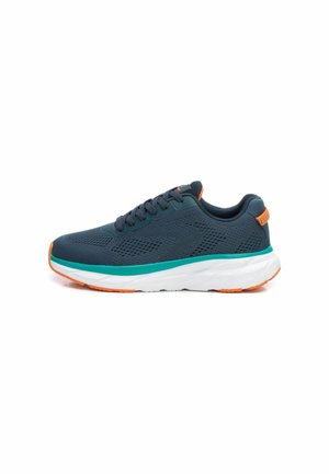 Zapatilla de deporte azul oscuro con tejido de malla, media suela turquesa y acentos naranjas. Presenta una puntera redondeada y una suela de goma texturizada para mayor agarre.