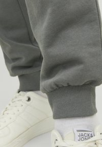 Jack & Jones JJIGORDON JJSHARK - Dresside alumine osa - sedona sage
