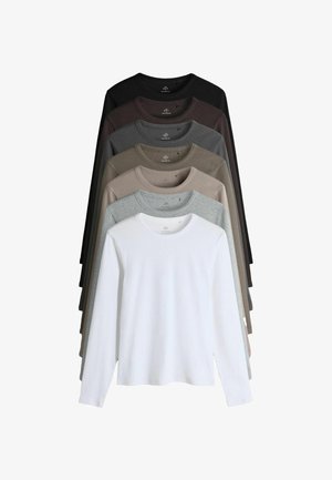 Langærmede t-shirts i stablet arrangement med forskellige farver: sort, mørkebrun, beige, grå, lysegrå og hvid. Blødt stof og rund hals design.