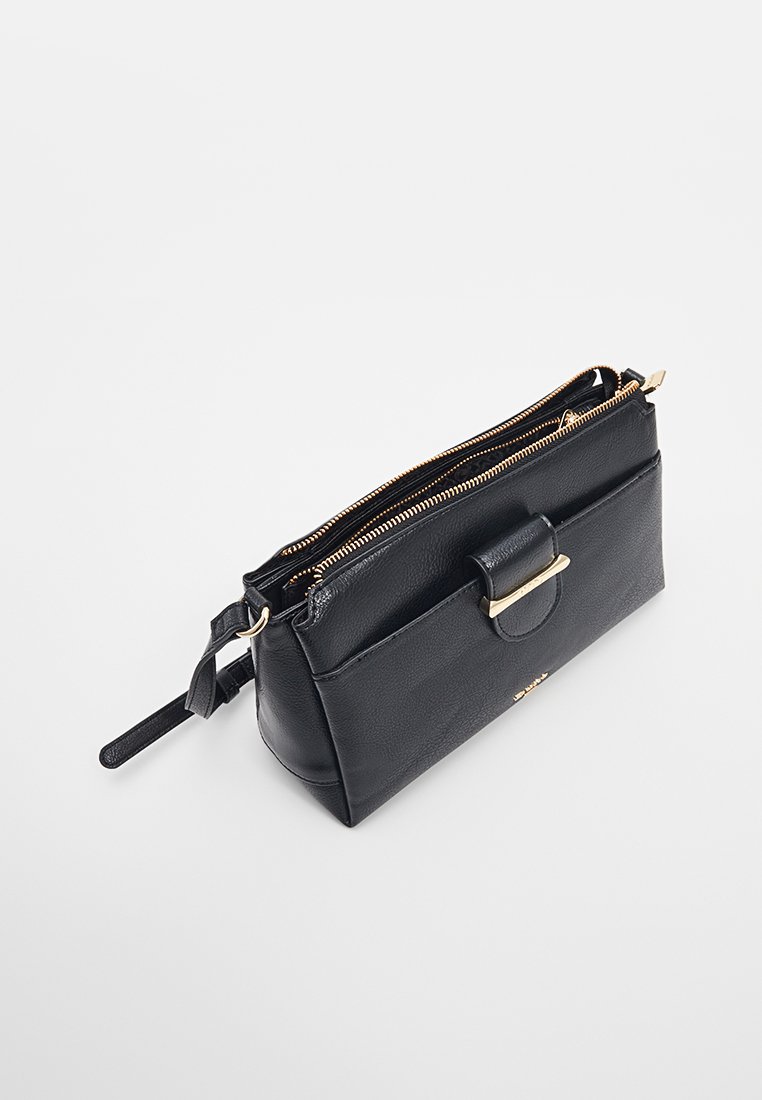 Zwarte leren tas met een ritssluiting, platte vorm, gouden hardware accenten en een voorvak met een sluiting. Gladde textuur.