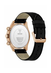 Orologio in acciaio inossidabile rose gold con cinturino in pelle nera. Presenta una cassa lucida e liscia, doppie pulsantiere e un quadrante bianco con il logo del marchio.