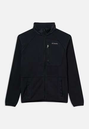 Μαύρο φλις μπουφάν με ολόκληρο φερμουάρ, όρθιο γιακά, τσέπη στο στήθος με φερμουάρ, πλαϊνές τσέπες και λογότυπο Columbia στο στήθος.