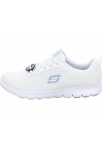 Scarpa sportiva bianca in rete con tomaia texturizzata, chiusura con lacci e logo blu. Presenta una suola bianca flessibile con scanalature per la trazione.
