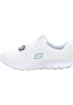 Botte de sport en mesh blanche avec un dessus texturé, un système de laçage et un logo bleu. Elle dispose d'une semelle blanche flexible avec des rainures pour plus d'adhérence.