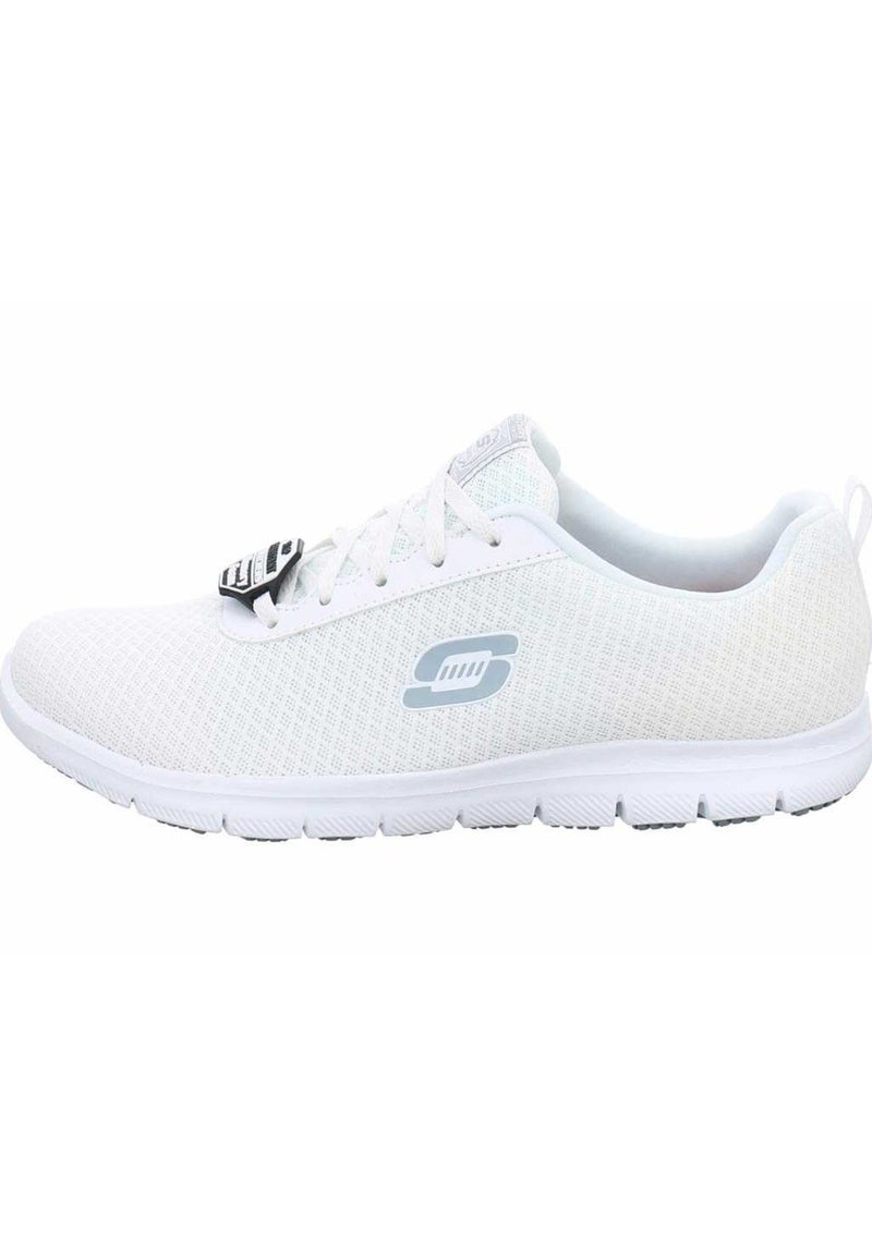 Scarpa sportiva bianca in rete con tomaia texturizzata, chiusura con lacci e logo blu. Presenta una suola bianca flessibile con scanalature per la trazione.