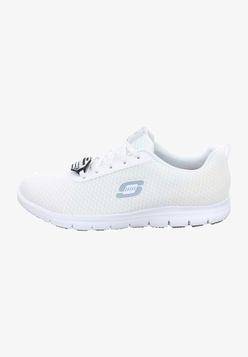 Scarpa sportiva bianca in rete con tomaia texturizzata, chiusura con lacci e logo blu. Presenta una suola bianca flessibile con scanalature per la trazione.