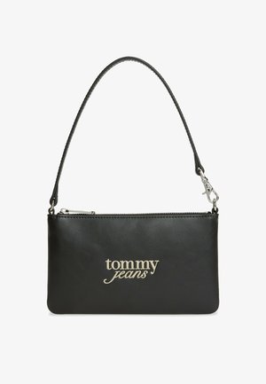 Czarna prostokątna skórzana torebka z srebrnym zamkiem i odpinanym paskiem na ramię, z srebrnym logo "tommy jeans" na środku z przodu.