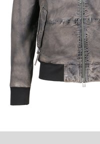 Graue Lederjacke mit strukturiertem Finish, Reißverschluss und Seitentasche. Verfügt über schwarze Rippbündchen und einen Saum.