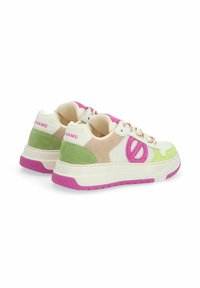 Sneakers con lacci in bianco, verde, rosa e beige. Presentano una tomaia in rete texturizzata, colletto imbottito e una suola spessa con accenti rosa.