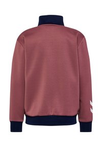 Vaaleanliila pitkähihainen collegepaita, jossa on tummansiniset ribbineuleiset kaula-aukko, hihansuut ja helma. Takavuokranäyttö, jossa on kaksi valkoista viistoa raitaa oikeassa hihassa.