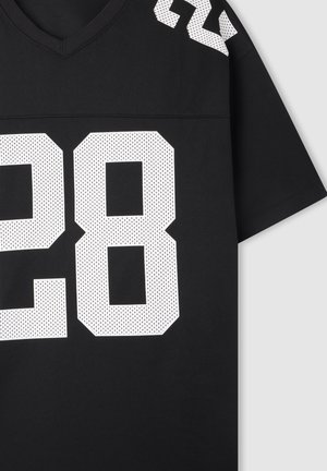 Czarna koszulka sportowa z dekoltem w kształcie V. Posiada duże białe siateczkowe numery "28" i "22" na ramionach, wykonana z przewiewnego materiału.