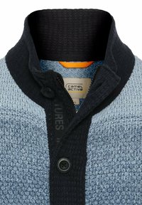 Strickpullover in Hellblau und Dunkelmarine mit einem strukturierten Kragen. Mit Knopfverschluss und sichtbar angebrachtem Markenlabel.