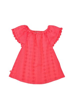 Korallenrotes Baby-Kleid mit Carmenausschnitt, kurzen gerafften Ärmeln und bestickten geometrischen Spitzenmustern auf dem gesamten Stoff.