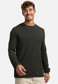 Pulover verde închis cu mânecă lungă, de tip crewneck, dintr-un material texturat și cu un guler ribbat, stilizat cu mansete ajustate și un tiv drept.