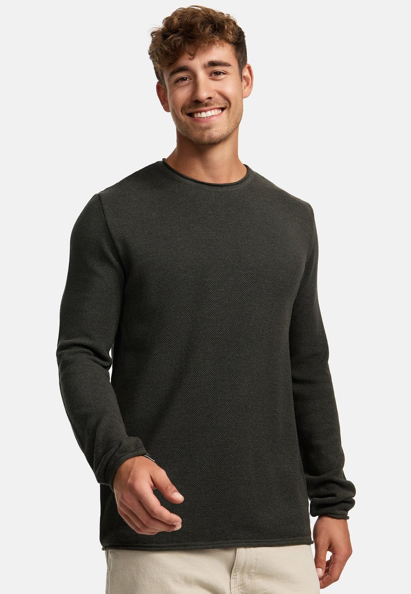 Pulover verde închis cu mânecă lungă, de tip crewneck, dintr-un material texturat și cu un guler ribbat, stilizat cu mansete ajustate și un tiv drept.