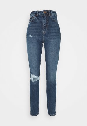 Jean denim bleu taille haute avec détail usé au genou, cinq poches, et fermeture à boutons sur le devant. Texture lisse et coupe slim.