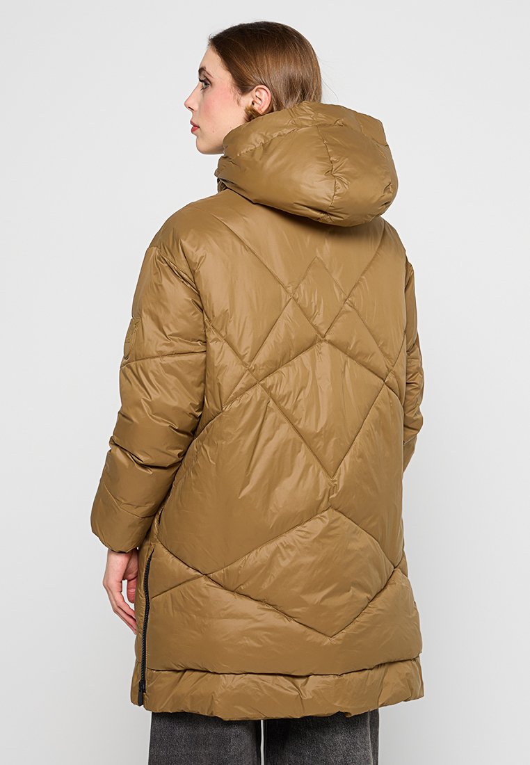 Braune Pufferjacke mit Kapuze. Verfügt über ein Rautenmuster und eine leicht glänzende Textur. Mit Reißverschlusstaschen an den Seiten.