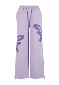 Lila joggingsbyxor med elastisk midja, vida ben och framträdande abstrakta mönster i mörkare lila på båda sidor. Mjuk, strukturerad tyg.