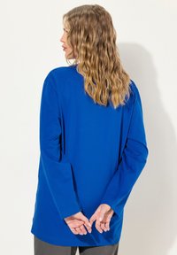 Ulla Popken GROSSE GRÖSSEN BASIC-V LANGARM  - Langarmshirt - royal blue