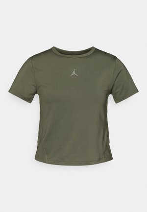 Olívovo zelené tričko s krátkym rukávom vyrobené z hladkého materiálu. Má okrúhly výstrih a malú logo na hrudi. Jednoduchý, priliehavý dizajn.