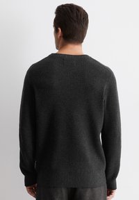 Dunkelgrauer Strickpullover mit gerippter Textur, Rundhalsausschnitt und langen Ärmeln. Verfügt über einen geraden Saum und dezente Details an den Bündchen.