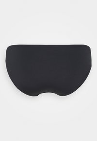 Top de bikini bandeau noir en tissu lisse et extensible, au design sans couture et à la forme légèrement courbée. Pas de matériel ou d'accents visibles.