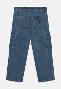 Pantalones cargo de mezclilla en azul medio con un ajuste relajado. Presenta dos bolsillos traseros, dos bolsillos laterales tipo cargo y un tejido texturizado.