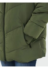 Alyvuogių žalios spalvos pūkinė striukė su siuvinėtu raštu, šone užsegama kišenė su užtrauktuku ir ribuotais rankogaliais, pagaminta iš lygaus, lengvo audinio.