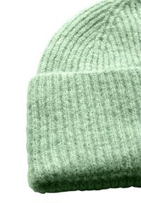 Groene gebreide beanie gemaakt van zachte wol, met een geribbeld patroon en een omgeslagen boord voor extra warmte en stijl.