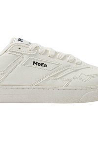 Hvite sneakers laget av teksturert lær med gummisåle. Har logoen "MoEa," snørelukking og sydd detaljer.