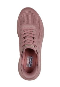 Chaussure de sport rose avec une tige en tricot texturé, système de laçage et semelle intérieure rembourrée. Comprend une semelle en caoutchouc pour l'adhérence.