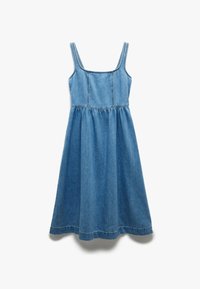 Jeansjurk met dunne bandjes, een getailleerde top en een uitlopende rok. De stof is medium blauw met een gladde textuur en zonder patronen.