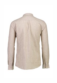 Camicia beige a maniche lunghe con strisce verticali bianche, colletto a punta e dettagli ai polsini. Tessuto morbido con finitura texturizzata, vestibilità su misura.