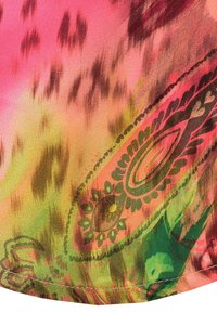 Tela multicolorida con un diseño vibrante que presenta tonalidades de rosa, verde y amarillo. Incluye un patrón paisley con contornos y costuras detalladas.