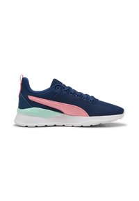 Marineblaue Sportschuhe mit einem Mesh-Obermaterial, rosa Akzenten und einer mintgrünen Zwischensohle. Sie verfügen über runde Schnürsenkel und eine gepolsterte weiße Sohle.